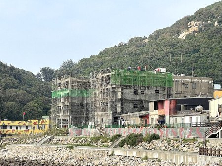 　北竿一民宅23日封頂上梁，全島鞭炮賣到缺貨。（圖／文：陳鵬雄）
