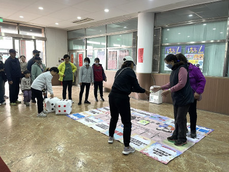 連江縣婦女會及鐵板社區發展協會聯合辦理的「社區防暴健行活動」23日西莒登場,鄉親攜老扶幼一起參與,度過美好的週末假期。(圖/文:宋幸儒)