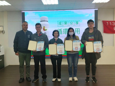 環資局在南、北竿舉辦2024馬祖源頭減量成果發表會,說明過去一年各項環保政策量化成果,並頒贈感謝狀給當地合作單位店家。(圖:連江縣環資局)