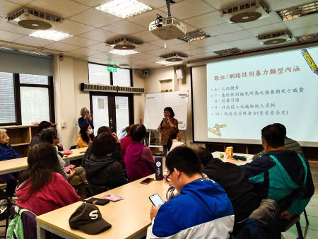 民社處社福中心、家教中心合辦「數位/網路性別暴力認識與防治」課程,宣導性平教育觀念,探討兒少保護及性別友善等議題。(圖/文:黃沛宣)
