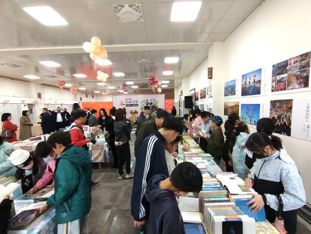 2024第十五屆馬祖書展於25日在牛峰境五靈公廟活動中心舉行開幕儀式,展期至12月1日。(圖/文:黃沛宣)