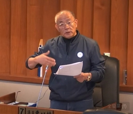 議員曹以標進行質詢。(圖/文:曹重偉)