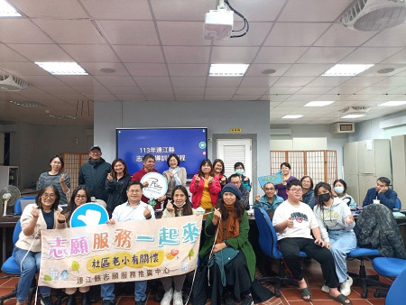 提升設計技能,志願服務中心與鐵板社區發展協會合作,透過志願服務祥和計畫舉辦CANVA海報設計課程。(圖:志願中心)