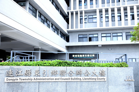 　隨著人口結構變化及在地青年報考公職意願低落，東引鄉公所四年前歡送走最後一位在地資深公務員後，現今所有正式公務人員都來自外地。（圖︰資料照片）