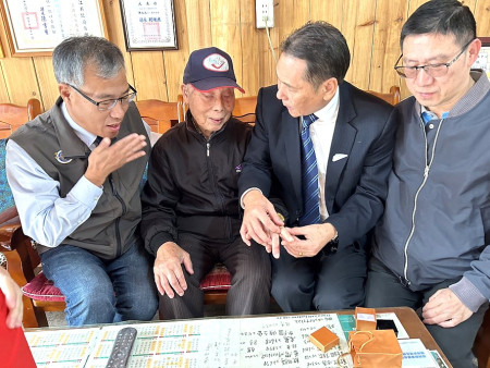 南竿介壽村陳元元97歲生日,縣長王忠銘會同民社處長曾玉花、鄉長林志東等前往登門祝壽,戴上90歲以上壽星專屬金戒指賀禮。(圖/文:曹重偉)