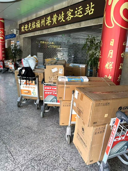 民眾攜帶大量貨物影響航安,南北海運公告12月起小三通大型傢俱、家電等設備不提供載運,且新增行李超重收費。(圖:南北海運)