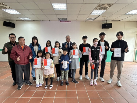 馬祖觀光特色產品發展協會舉辦2024馬祖海藝季兒童及青少年繪畫攝影比賽頒獎,由理事長陳書建等分別頒發獎狀給獲獎的學子們。(圖:陳其平)