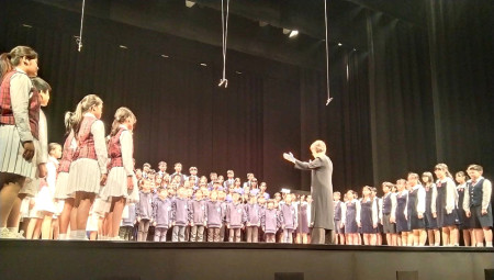 《島韻對唱》離島交流音樂會,日前晚間於馬祖梅石藝文中心演出,全員總共140個團員共同登台表演,合唱真摯溫暖,場面盛大。(圖:縣府、黃沛宣)