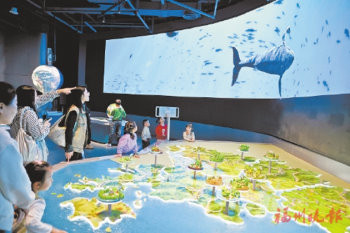 在地球家園展廳，遊客體驗裸眼4D計畫。