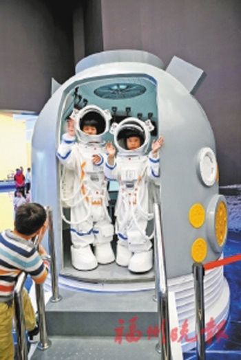 在航太航空展廳，小朋友體驗航太計畫。