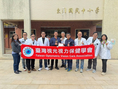 改善偏鄉弱勢學童視力健康,台灣視光視力保健學會一行分別前往東引、莒光及南竿免費為學生檢查視力及配鏡。(圖/文:曹重偉、教育處)
