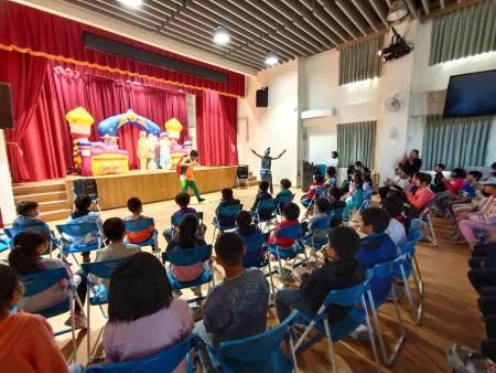 臺藝大戲劇學系學生在仁愛國小禮堂為全校師生帶來精心改編的舞台劇,以寓教於樂方式理解環保的重要性。(圖/文:黃沛宣)