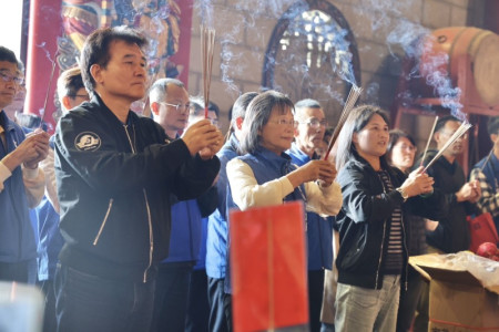 雲林縣典範學習五星級縣市參訪由副縣長謝淑亞率隊抵馬,副縣長陳冠人率菁英班成員接機,讓雲林訪客一下機就被馬祖熱情所圍繞。(圖/文:曹重偉)