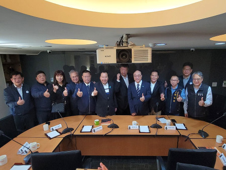 府會、立委陳雪生拜會觀光署長周永暉,爭取馬祖秋冬旅遊與交通觀光建設。(圖:縣府)