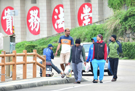 冬至腳步近了，又到捕撈烏魚季節，來自基隆、宜蘭的漁船陸續進駐東引中柱港。台灣漁船靠港休息時間，外籍移工朋友三五成群上岸閒逛，也會到南澳的商店買飲料零食。（圖／文：陳其敏）