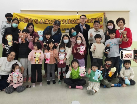 民社處日前舉辦兩場親子手作活動,透過有趣的手作課程來培養幼兒的專注力和自理能力。(圖:連江縣民社處)