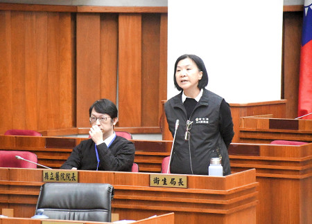 　縣議會定期大會邀請衛生局長陳美金、縣立醫院院長張志華說明支援醫師離島門診改善方案。（圖／文：曹重偉）