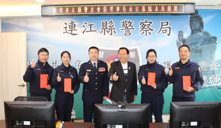 議長張永江赴縣警局頒發113年度金安獎等績優員警獎勵金,肯定員警對維護轄內治安、交通及為民服務之努力。(圖:縣警局)