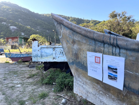 環資局公告限期移除北竿衛生所旁空地堆置雜物。(圖/文:陳鵬雄)