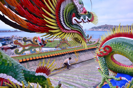 　東引天后宮屋頂修建工程，經過二個月施作，「雙龍雙鳳」雕飾已完成，將繼續琉璃瓦施作。（圖／文：陳其敏）