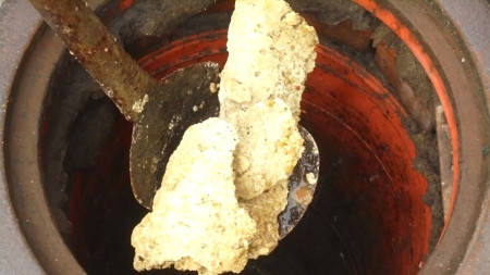 地區污水下水道常因民眾不當使用而導致阻塞,常清出廚餘、垃圾、油脂。環資局倡導正確污水排放習慣,共建潔淨環境。(圖:連江縣環資局)