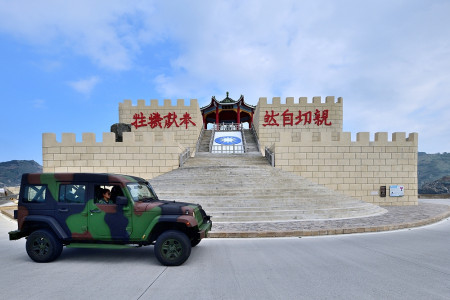 　東引中柱島感恩亭，經過重新維護粉刷後，整體景觀煥然一新。（圖／文：陳其敏）