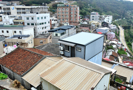 　東引南澳聚落景觀雜亂不協調，民代建議透過自訂屋頂修繕補助計畫達到美化改善的效果。（圖／文︰陳其敏）