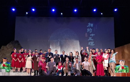 馬祖心情記事音樂劇IV《相約十五暝》首次於高雄盛大演出,一幕幕牽動觀眾心弦,謝幕時現場掌聲不斷,無數人感動萬分。(圖:縣府)