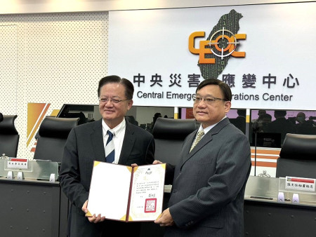 連江縣消防局榮獲全國「充實消防人力推動計畫」第三名佳績,消防局長曹典鈺出席受獎。(圖:連江縣消防局)