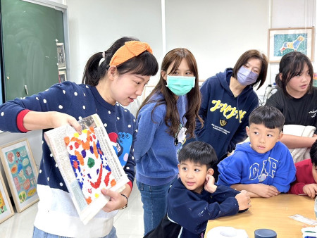東莒國小透過親職教育,讓孩子與家長共同創作,同時完成繪本教室與美勞教室的場域布置。(圖/文:蔡夢玲)