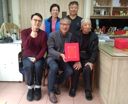 福澳村曹坤金先生於昨日在家中與兒子、媳婦一起歡渡91歲生日,鄉長林志東等人歡喜獻上滿心祝福。(圖/文:黃沛宣)