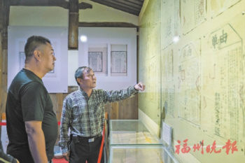 徐道旺（右）在徐家村鄉土博物館內講解。