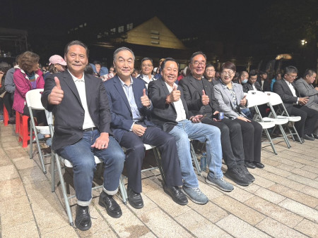 台中麗明建設董事長吳春山(左四),在縣長邀請下,欣賞閩東音樂劇《相約十五瞑》演出。(圖:縣府)
