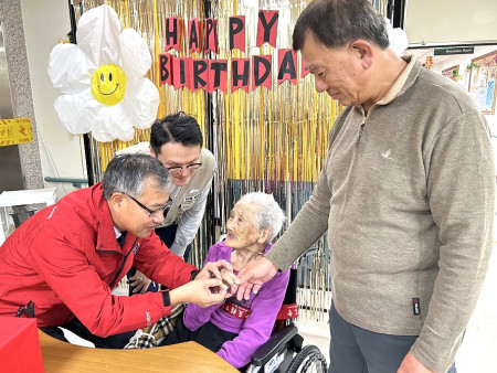 護理之家住民謝鶯金10日過93歲生日,社會福利科長蔡秉均會同南竿鄉長林志東等前往祝壽,圓桌話家常氣氛溫馨。(圖/文:曹重偉)