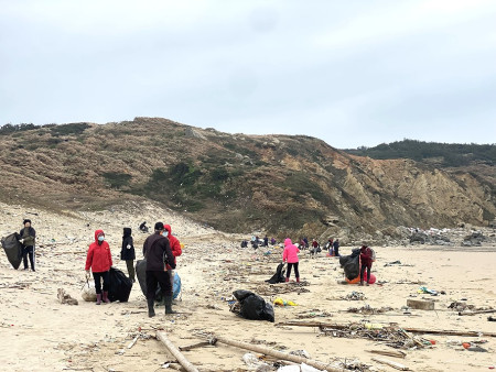 不畏寒風,鄉親同心向海致敬,為恢復福正沙灘的美麗景觀共同努力。(圖/文:蔡夢玲)