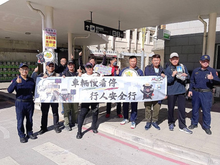 福澳港旅運大樓前科技執法12月啟用至今開出25張罰單,提醒駕駛注意交通法規。(圖:馮紹夫、警察局)