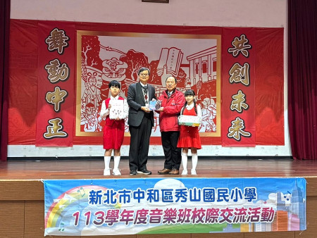 新北市秀山國小音樂班由校長張文彬帶隊到馬祖校際交流,首日來到中正國中小,帶來合唱、律動及樂團表演,中正師生大飽耳福。(圖:中正國中小)