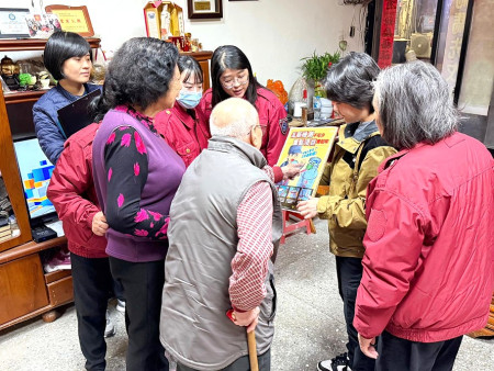 鳳凰志工大隊展開歲末下鄉訪視,至各村宣導冬季消防安全重點,並提醒各家戶勿超量儲存瓦斯。(圖:鳳凰志工大隊)