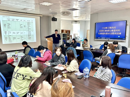 因應新法,民社處舉辦社會福利基本法教育訓練,邀請台灣社會福利總盟秘書長孫一信主講「社會福利基本法介紹與社福委辦倡議」。(圖/文:曹重偉)