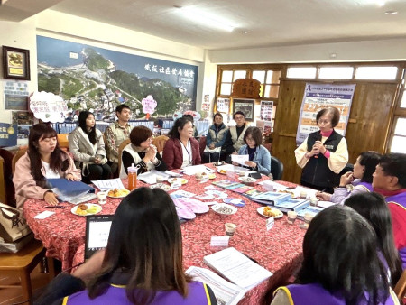 衛福部保護服務司專家學者訪視鐵板社區,民社處、鐵板社協積極爭取馬祖首朵紫絲帶認證。(圖:縣府民社處)