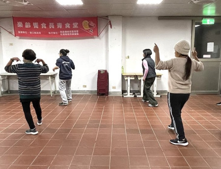 資源共享,敬恆國中小街舞課程邀請鄉親一起參與,現場律動滿滿,歡笑聲不斷。(圖/文:宋幸儒)