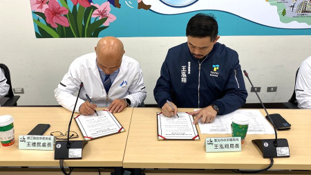 縣府教育處與臺北市政府體育局簽署合作備忘錄,深化離島城市交流新篇章,順道進行臺北馬拉松城市交流。(圖:縣府教育處)