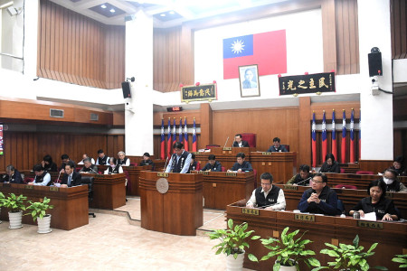 　縣議會進行審議本縣114年度地方總預算暨附屬單位預算案第二、三讀會，由聯席審查小組召集人林明揚上台報告審查結果。（圖／文：曹重偉）