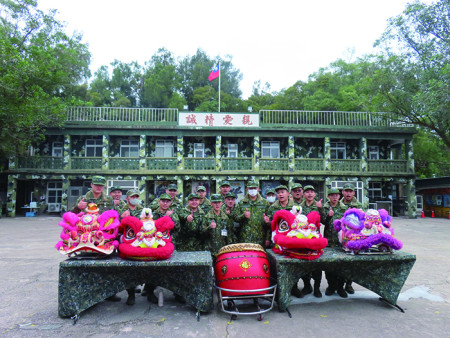 　舞獅隊官兵合影。