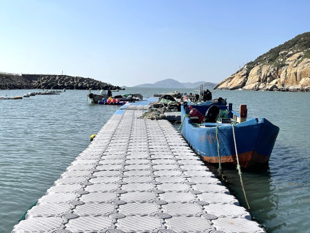 　塘岐馬鼻灣簡易浮排納入災後修復，漁民建議特別強化錨定項目。（圖／文：陳鵬雄）