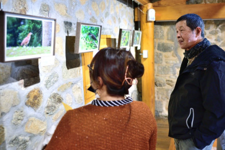 　「東引鳥神林利中攝影展」，15日下午在南澳中路故事館-祥記商店二樓舉辦開幕茶會，吸引眾多軍民到場觀賞。（圖／文：陳其敏）