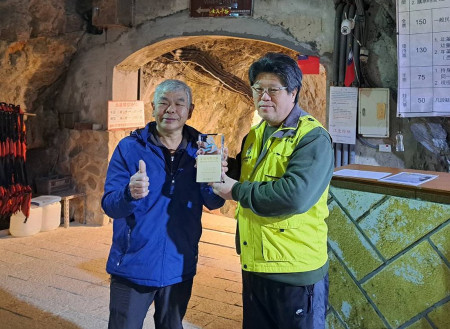 協助促進馬祖生態教育與地質保育推廣,縣府產發處與馬祖地質公園協會頒發合作獎牌。(圖:縣府產發處)