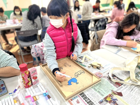 新住民家服中心親子木工手作及兒少代表說明會活動圓滿落幕,三場次吸引90位學員參與,親子體驗學習樂趣與意義。(圖:新住民家庭服務中心)