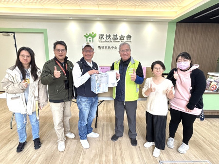 旅台鄉親陳宇鑫慷慨捐贈馬祖家扶24只電熱水瓶,親自跨海送暖回故鄉,由扶幼主委陳書建代表接受,感謝慷慨義舉造福弱勢家庭。(圖/文:曹重偉)