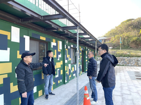 　北竿各界與產發處現勘坂里40據點採光罩結構安全。（圖／文：陳鵬雄）
